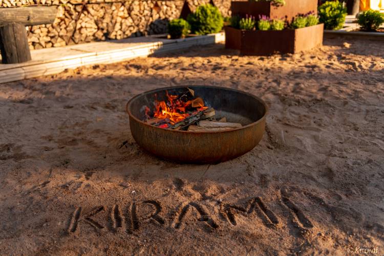 En liten midsommarbrasa kan man dessutom behändigt bygga upp i en Roasty Boss-gryta | Kirami