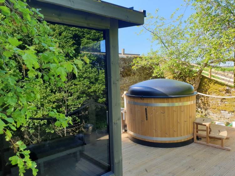 Bild: Wood Fired Hot Tubs by The Log Company | Bastu och badtunna är en kombination utan like | Kirami