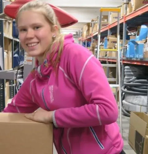 Venla Välläri, 15, on juuri päättänyt peruskoulutaipaleensa Sylvään ylä-astella ja jatkaa opiskeluja Vammalan lukion urheilulinjalla. Reipas Venla on kesätöissä kaksi viikkoa Kiramilla, ja kyseessä on hänen ensimmäinen kesätyönsä. Venla Välläri | Kirami personal presentationVenla Välläri | Kirami personal presentation