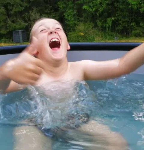 En 8-åring jobbade själv ihop pengarna för en badtunna | Kirami | Warmer feelings