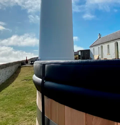 Cantick Head Lighthouse bjuder på en spektakulär utsikt och på traditionella finska bastu- och badtunneupplevelser | Kirami - Warmer feelings.