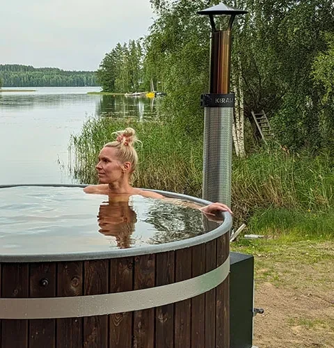 Kirami | Sanna Wikström och Valtteri Heiskanen, influerarna bakom wellnessvarumärket Hidasta elämää (slow living), njuter i badtunnan.