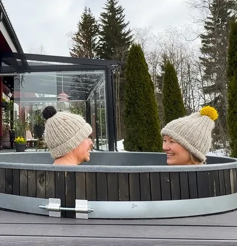 Utomhusbad är ett välkommet avbrott i en hektisk vardag för en barnfamilj.