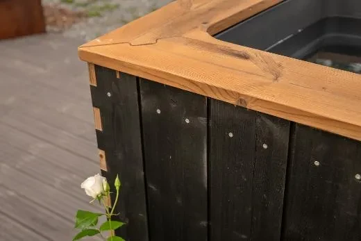 Sleek and refined, the black-treated thermowood panels elevate the tub’s style in the garden or patio.